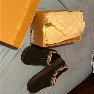 Size 9 Black uggs (low)